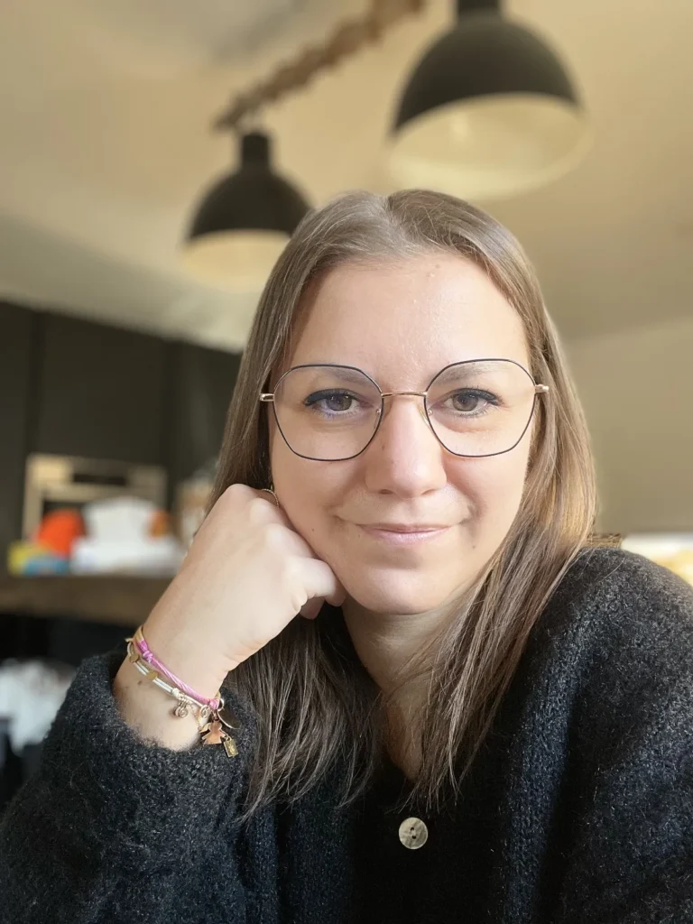 Jeune femme de 35 ans en portrait regardant l'objectif avec des lunettes